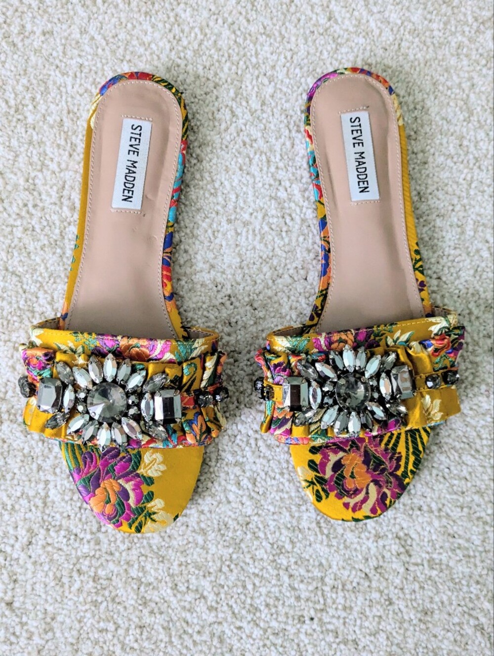 Steve Madden Pomona Slide in Yellow Multi. Size 8.5
